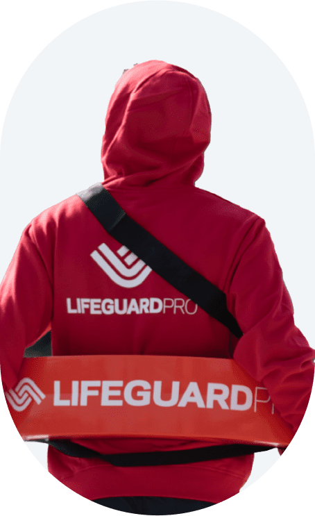 guardavidas de espaldas vestido de rojo